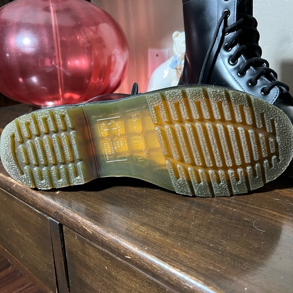 DR MARTENS 1460 LACE UP BOOTS. SIZE 8 - Picture 7 of 8